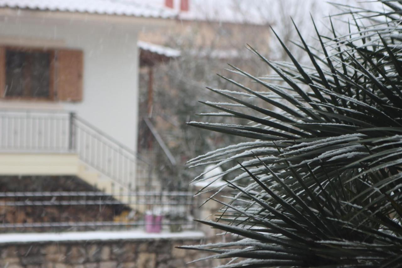 Tzovolos Apartments กาลาวริตา ภายนอก รูปภาพ